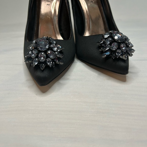 TED BAKER- Brayden Brooch Detail Courts Heels (NWOT) US Size 5.5 EU Size 35 - Picture 9 of 11